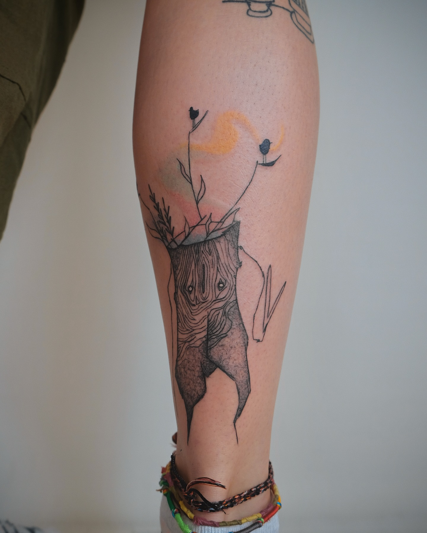 🇬🇧 Tree stumps live their own grumpy little lives.
Can you blame them for being pissed off after someone chopped them down without asking?
So next time one of them trips you up, maybe just say sorry. 🤷♀️
👉 Tattoo booking in Prague is open! Just drop me a message, or check my stories every Monday for available slots. If you think my tattoo work needs a little trip, let me know in the comments where I should go next! If enough of you chime in, maybe I’ll even plan a little adventure. 🚀
🇨🇿 Pařezy si žijí vlastním, dost naštvanym způsobem. Nemějte jim za zlý, že jsou vzteklý, když je někdo bez dovolení zaříznul. No a tak prostě až vám příště podrazí nohy, zkuste se mu omluvit. 🤷♀️
👉 Booking pro tetování v Praze je otevřený. Stačí napsat nebo volné termíny najdete každé pondělí v příbězích.
#availabletattoo #tattooprague #grumpystump #foresttattoo #NullaLogs #creepycute #weirdink #botanicalweirdness #emotionaltattoo #naturewithattitude #praguetattoo #munichtattoo #viennatattoo #czechart #czechillustrators